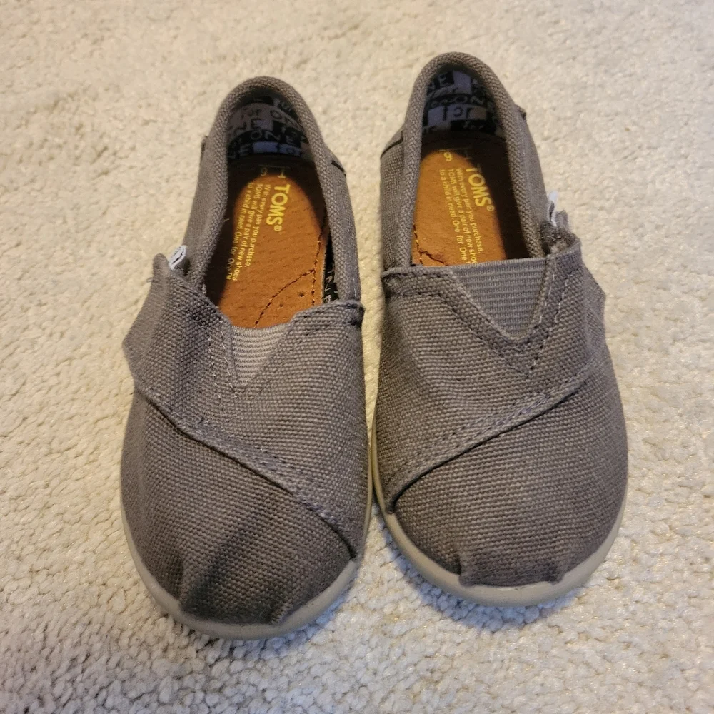 TOMS Toddler Size 6 Brown Moccasins